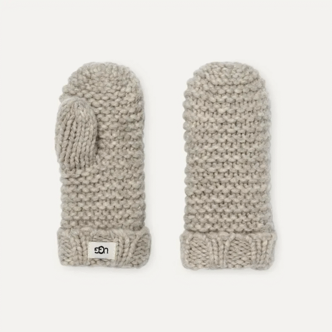 Stickat set med vantar och mössa